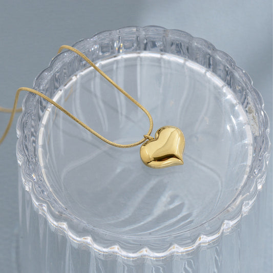 Collar minimalista de acero de titanio con diseño de cadena cruzada en forma de corazón para mujer