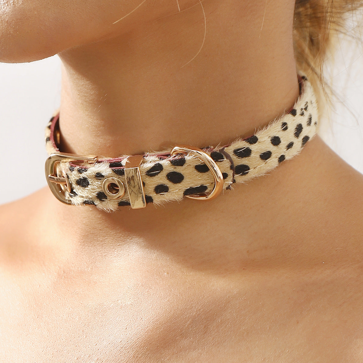 Y2K Sweet-Edgy Leopard Print Choker Necklace for Women with Alloy Base PU Leather and Rhinestone Accents