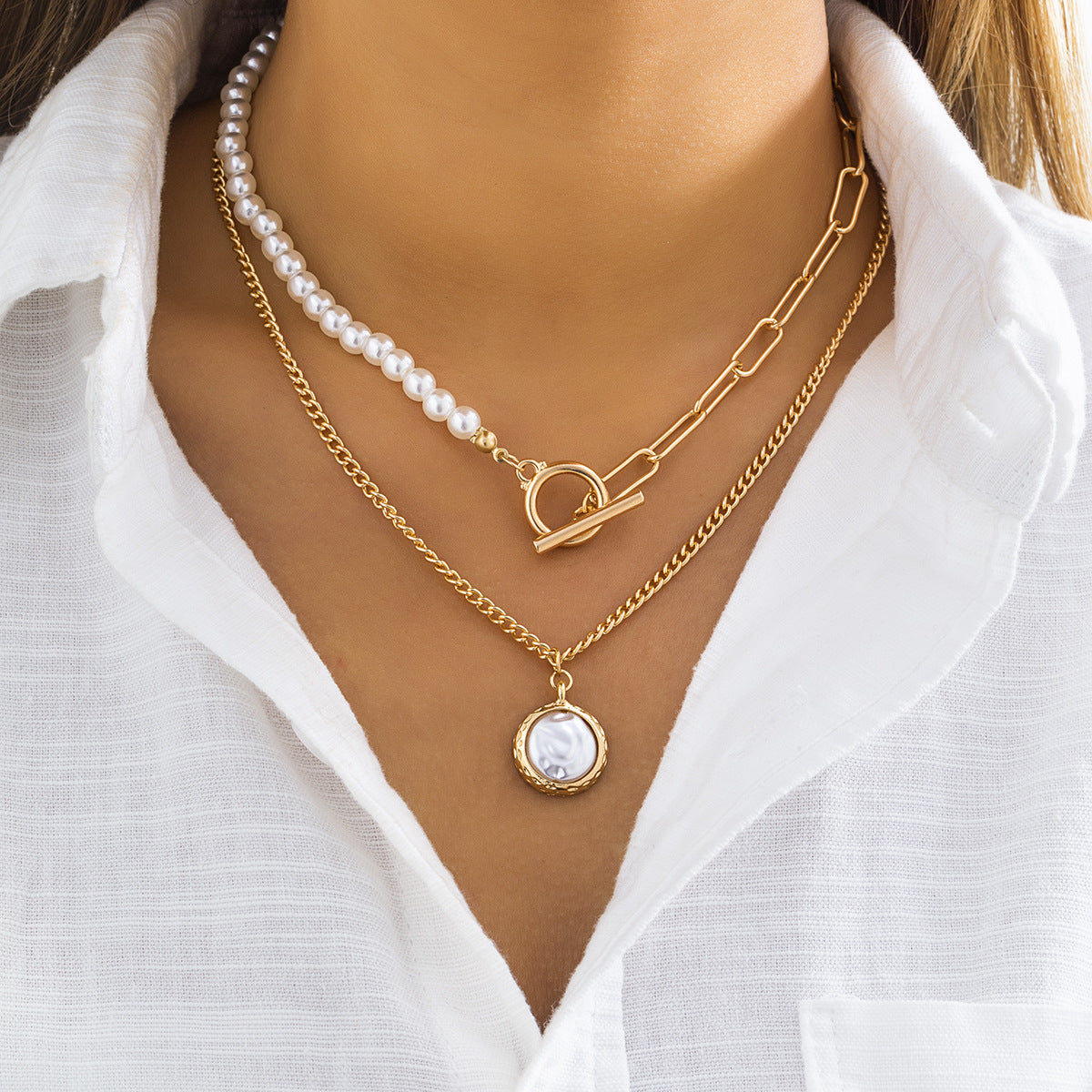 Collana Vintage con Pendente Rotondo Geometrico in Lega, Catena a Croce e Placcatura in Rodio