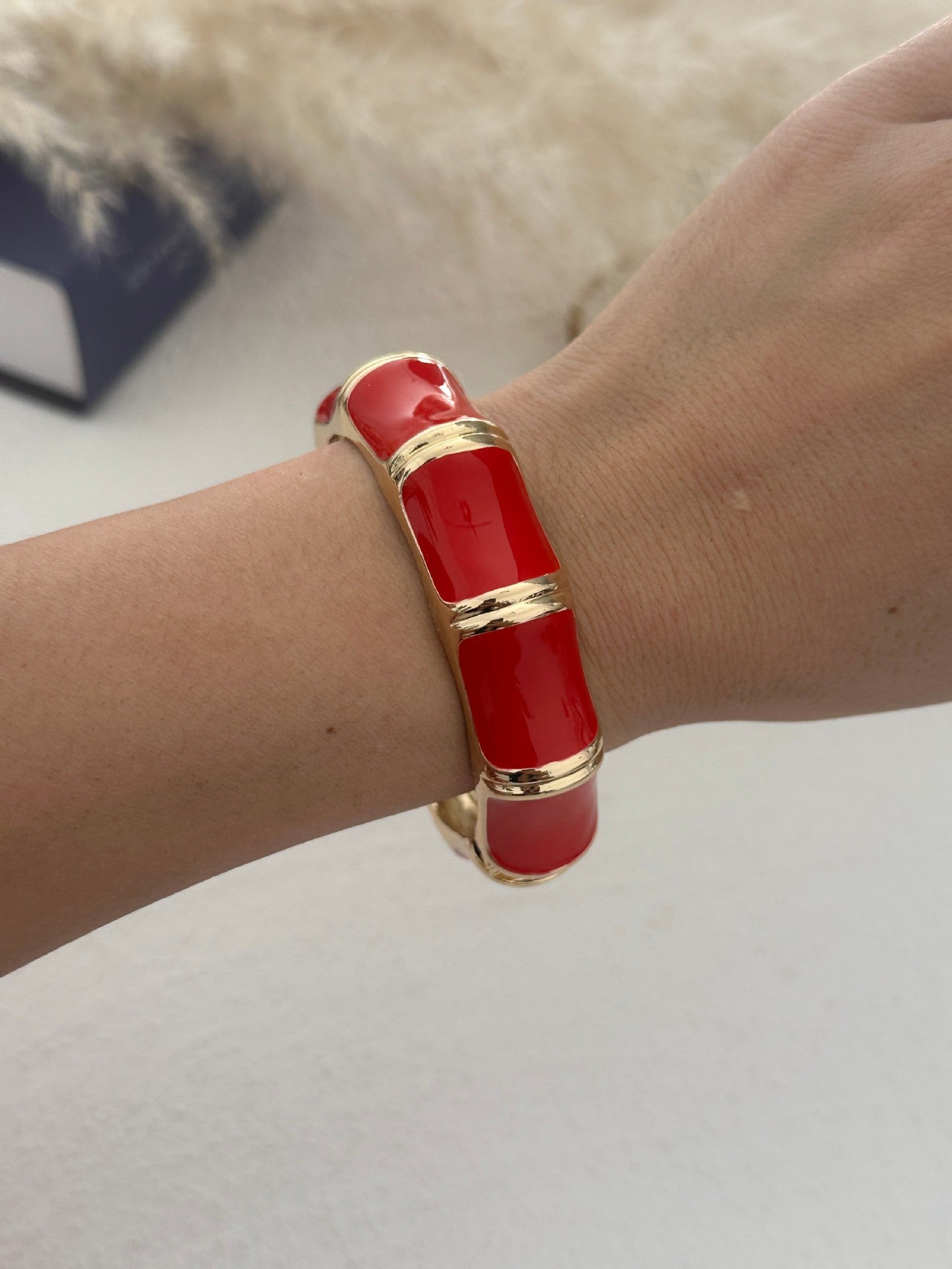 Bracciale in lega geometrico con smalto rosso lussuoso ed elegante