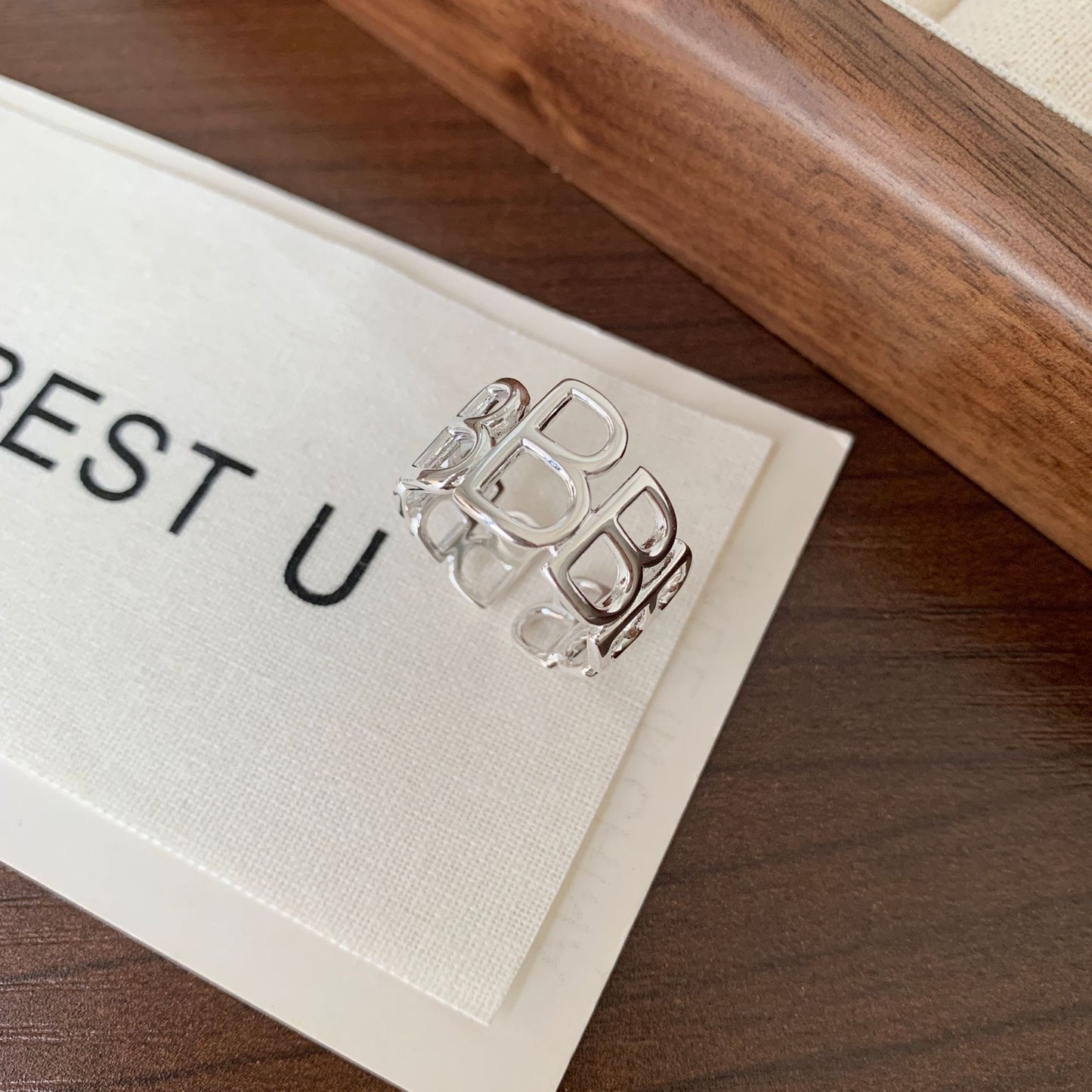 Anillo minimalista con forma de corazón de plata de ley 925 con acento cuadrado biselado para mujer