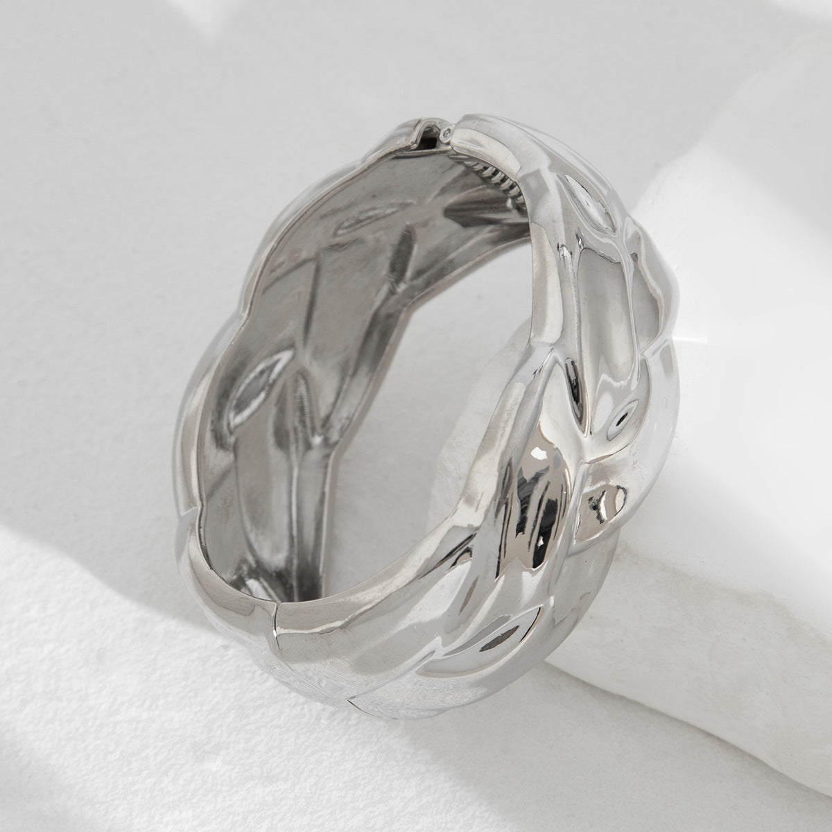 Bracciale a Polsino Intrecciato Asimmetrico Cavo in Lega con Finitura Galvanizzata da Donna