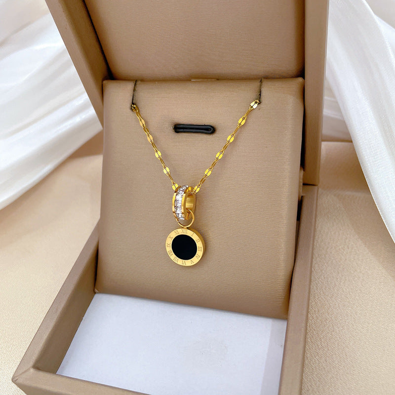 Collana Girocollo Minimalista in Acciaio al Titanio con Pendente Rotondo Geometrico e Zirconi Cubici