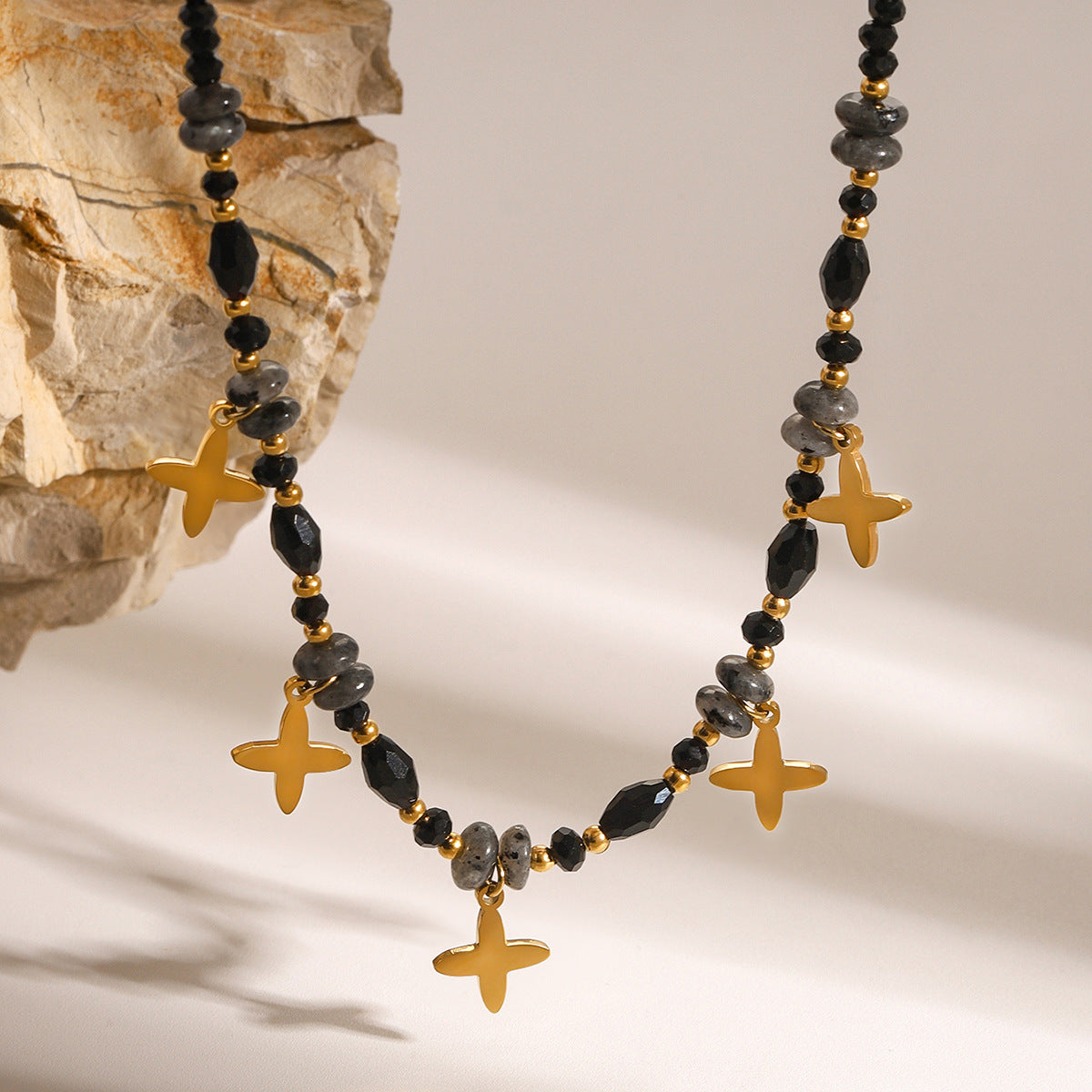 Collana rotonda pendente minimalista in acciaio inossidabile con ciondolo in acciaio al titanio e finitura galvanizzata per donna