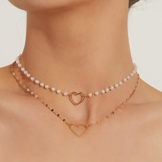 Collana da donna con ciondolo a forma di cuore in lega, finitura galvanizzata e doppi strati di perle bianche