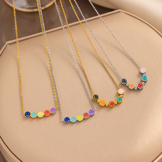 Collana con ciondolo minimalista a faccina sorridente arcobaleno da donna in acciaio al titanio con finitura smaltata e catena a O