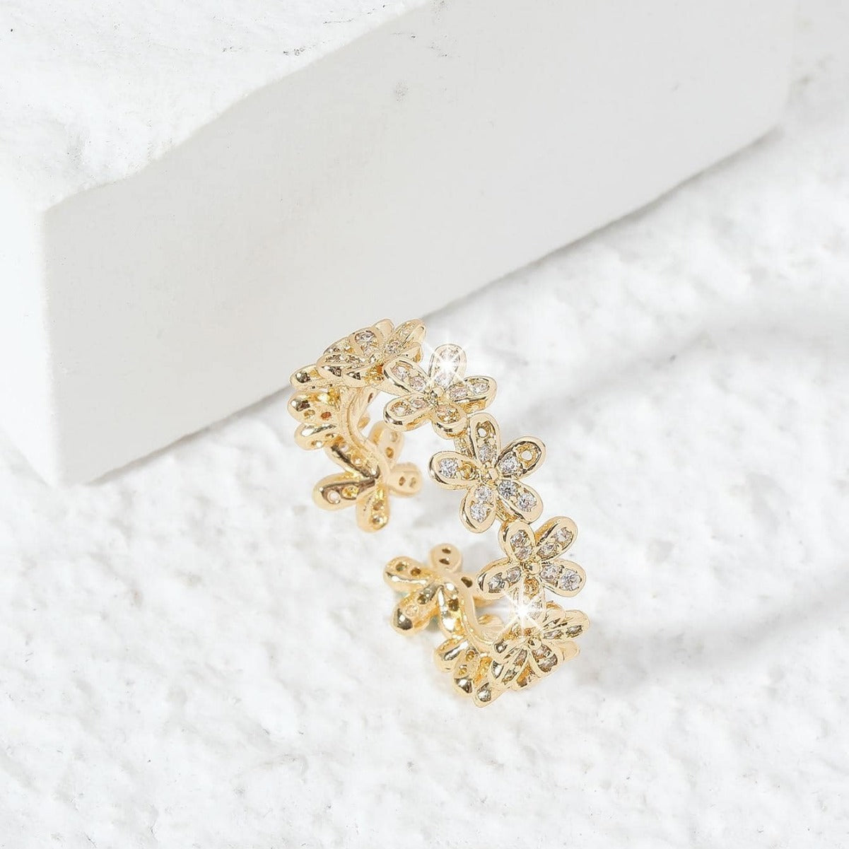Anello da donna regolabile aperto in rame placcato oro stile pendolare alla moda con intarsio floreale di zirconi