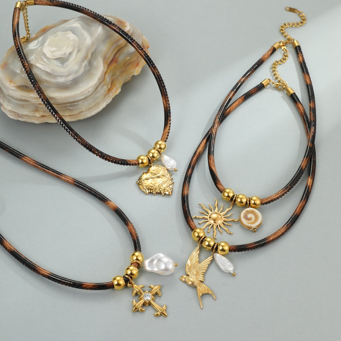 Fashion OL Geometric Leopard Print Leather Necklace with Stainless Steel Sun and Bird Pendant on Electroplated Titanium Steel Clavicle Chain for Women