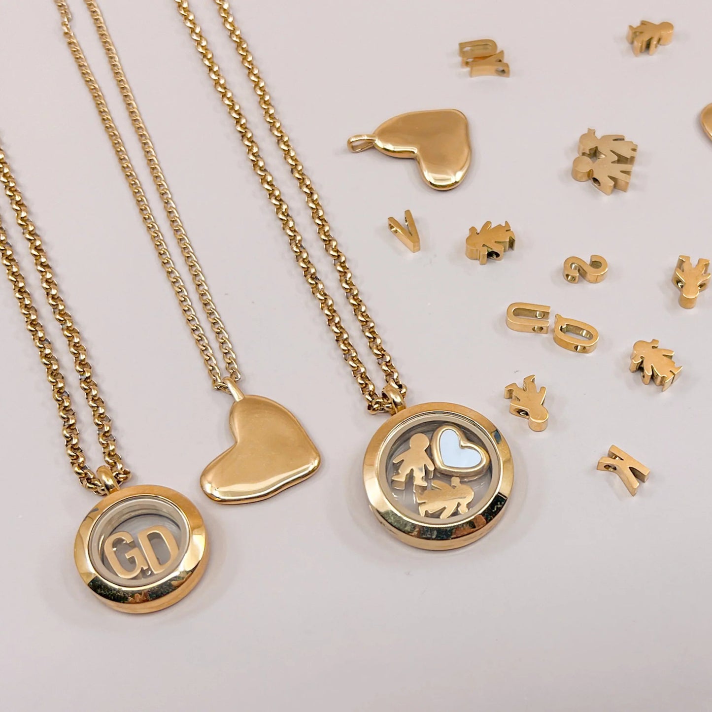 Ciondolo Vintage a Medaglione Rotondo Geometrico in Ottone Placcato Oro 18K e Acciaio al Titanio con Catena a Cavo
