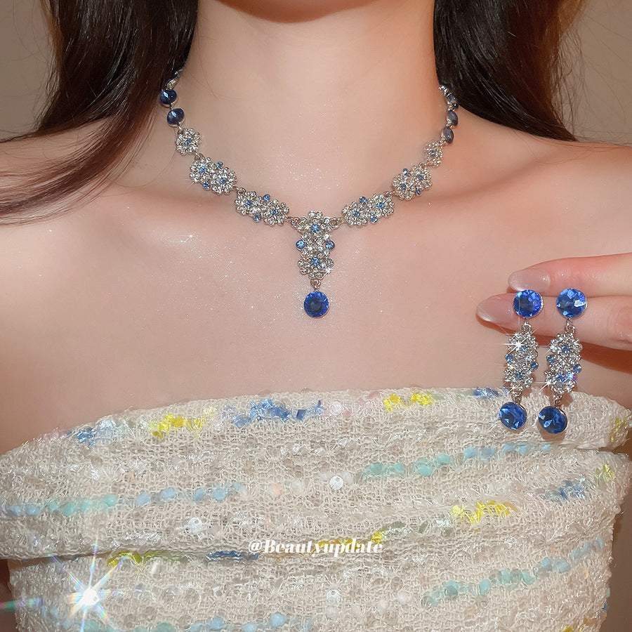 Set di collana e orecchini pendenti rotondi floreali con strass in lega in stile vintage per donna