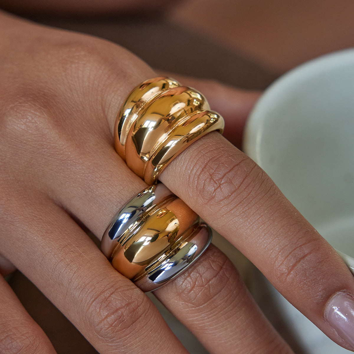 Anillo de acero inoxidable geométrico de inspiración vintage con acabado chapado para mujer