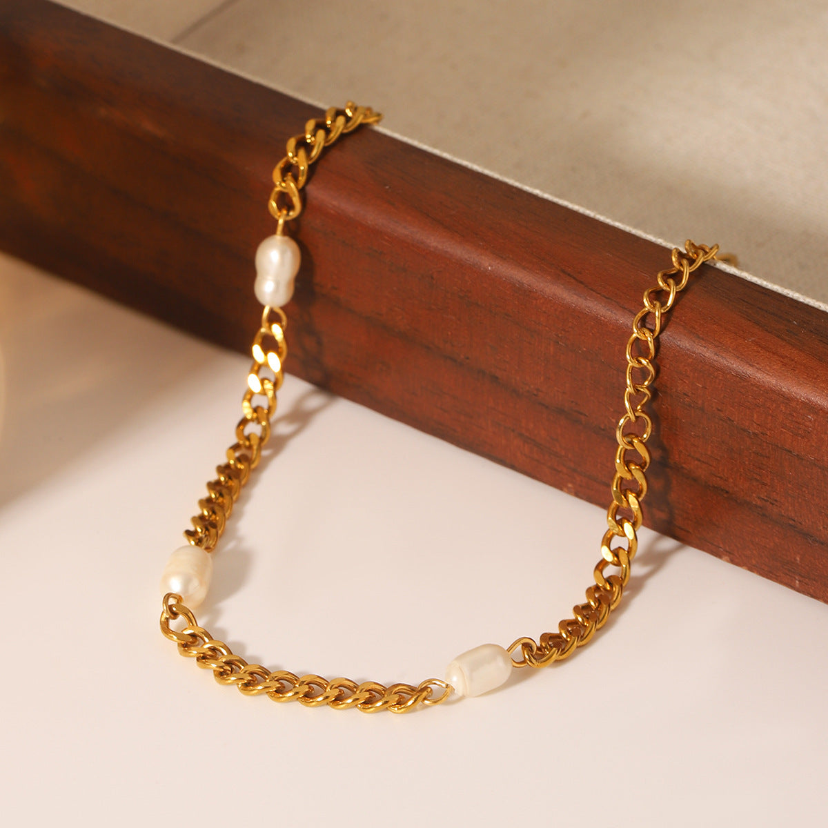 Bracciale da donna in acciaio inossidabile placcato oro 18 carati, stile Ins, con perle d'acqua dolce geometriche