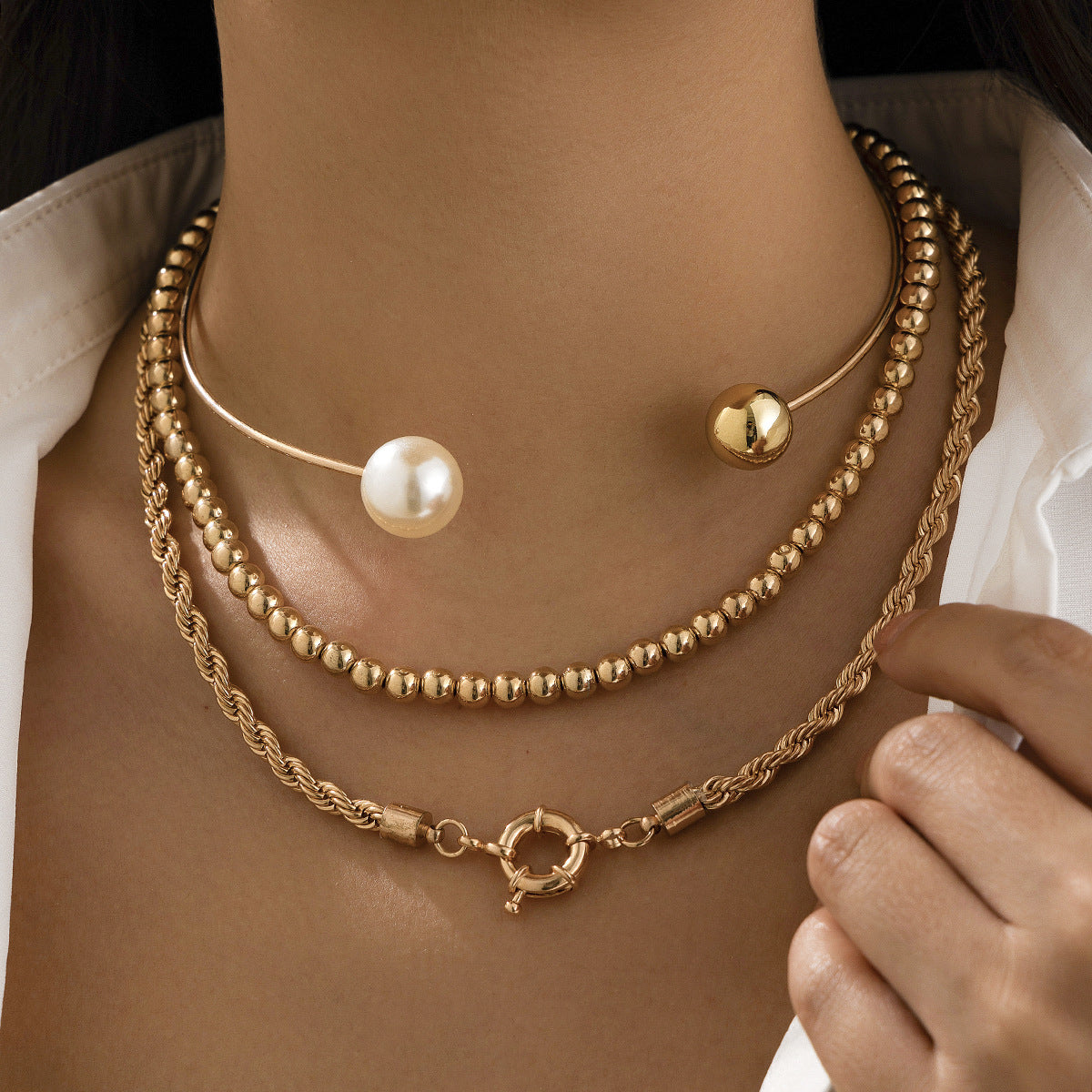 Collana girocollo minimalista in metallo geometrico con perle finte e catena decorativa