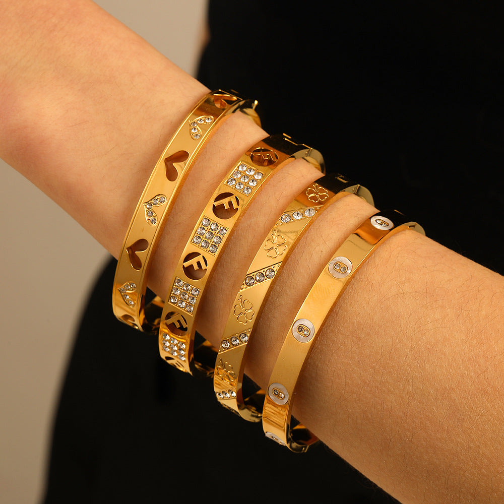Bracciale in Acciaio Inossidabile a Forma di Cuore e Trifoglio Minimalista con Lettera, Design Traforato e Placcatura Sottovuoto in Oro 18K