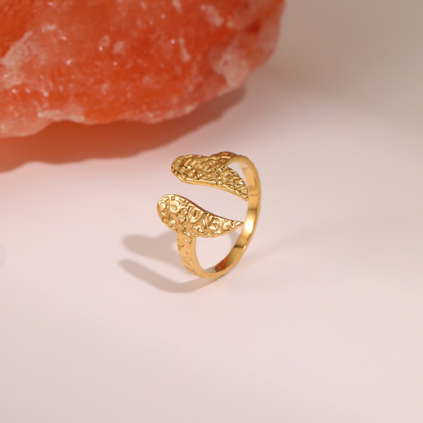 Anello regolabile minimalista geometrico in acciaio al titanio martellato da donna con finitura placcata