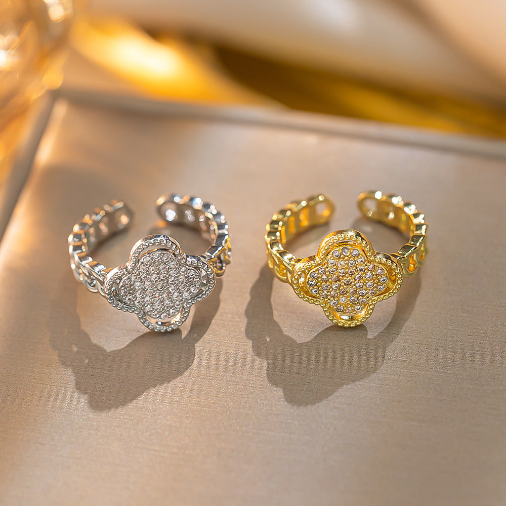 Anello da donna in acciaio al titanio a forma di quadrifoglio minimalista con intarsio di strass