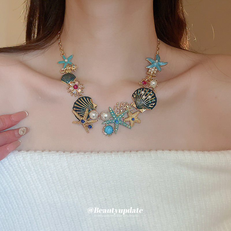 Elegante conjunto de collar con dije de coral, concha y estrella de mar con detalles de pedrería para mujer, estilo medallón minimalista, cadena delicada hasta la clavícula y pendientes de botón