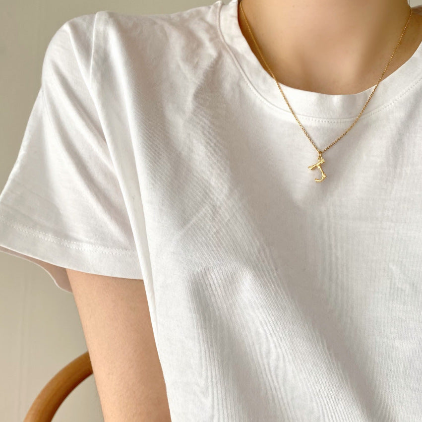 Collar con colgante de letra geométrica minimalista en plata de ley 925 con baño de oro sobre cadena de cuentas