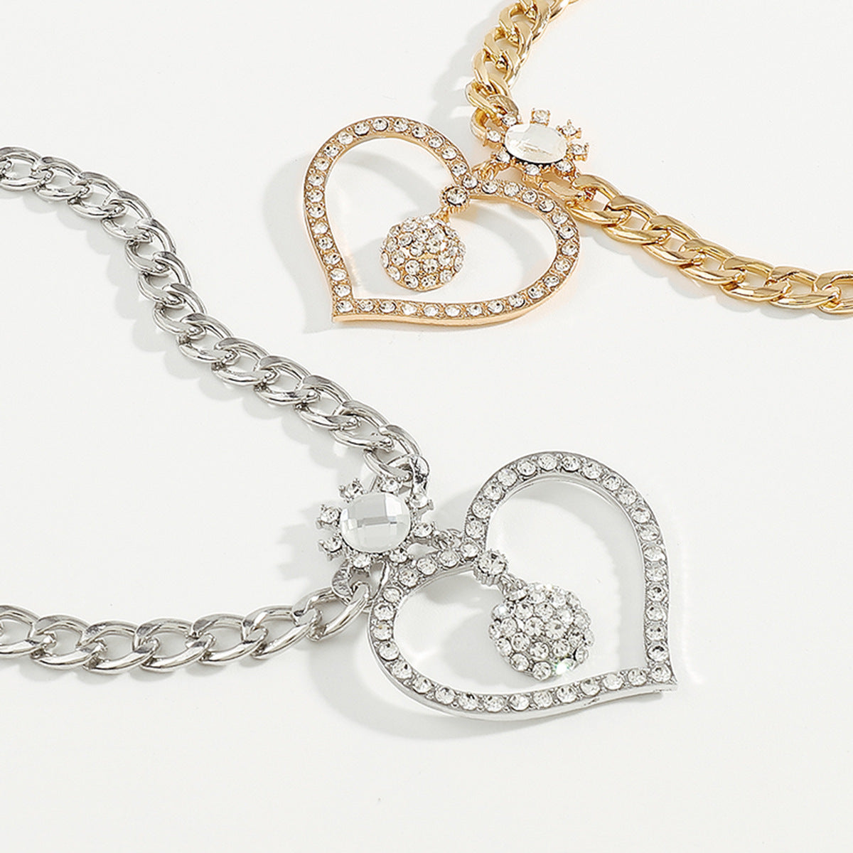 Collar con colgante de corazón hueco geométrico dulce y atrevido para mujer con incrustaciones de diamantes de imitación y cadena de hierro chapado