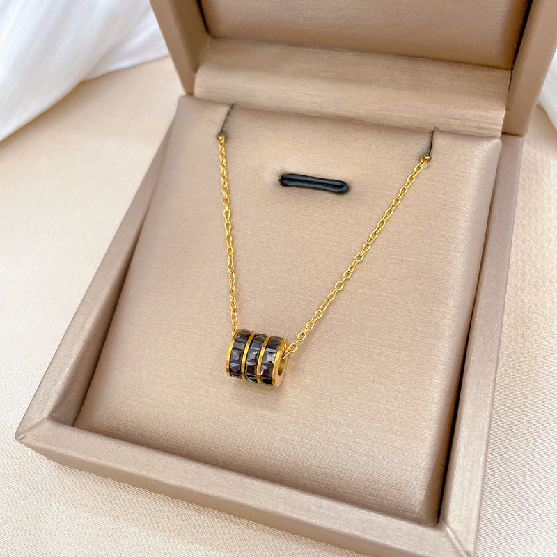 Collana Minimalista con Pendente Geometrico in Acciaio al Titanio per Donna e Uomo con Finitura Placcata Oro e Dettaglio Quadrato Smussato Affilato, Stile Catena Clavicola