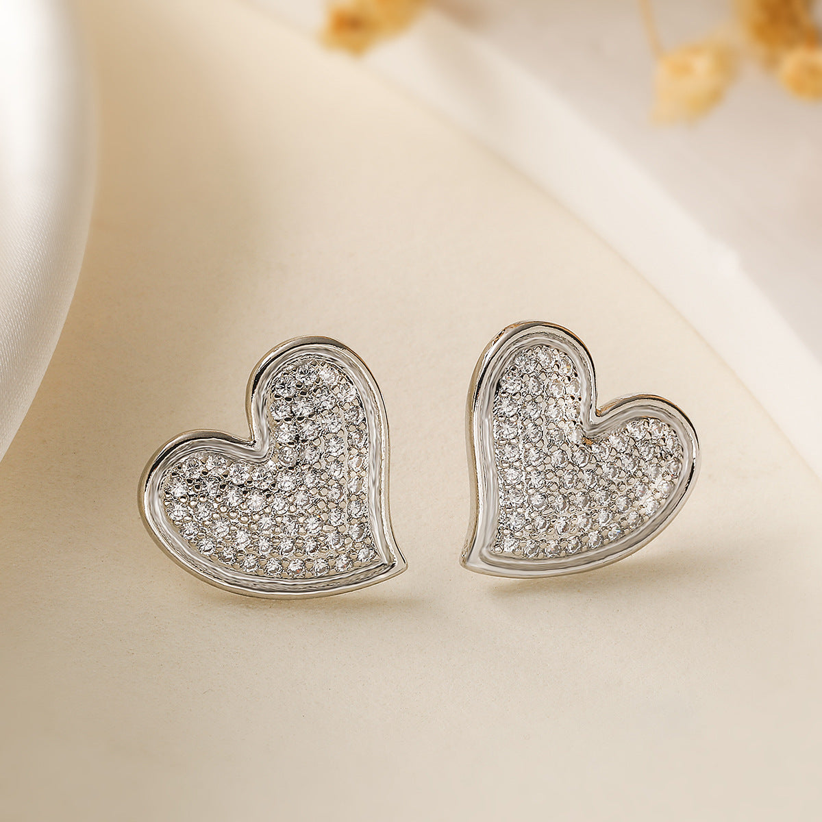 Orecchini a perno con cuore in zirconi placcati oro e rame, minimalisti e di lusso, da donna, con incastonatura a micro-pavé