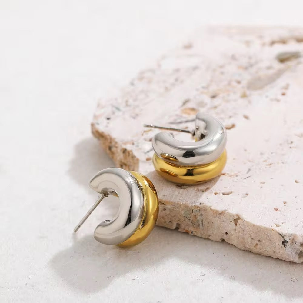 Orecchini a perno geometrici minimalisti in acciaio inossidabile con placcatura in oro 18 carati, design curvo semicircolare a forma di C a doppio strato da donna