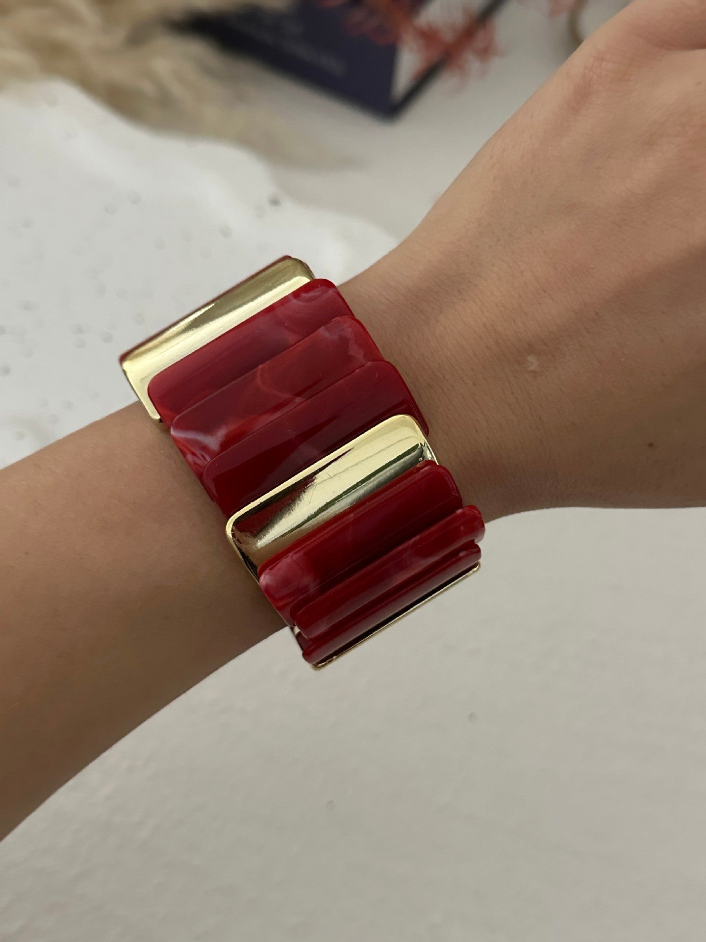Bracciale tondo rigido da donna in resina acrilica a strisce, stile minimalista
