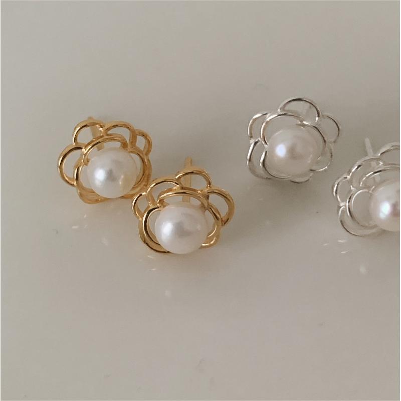 Pendientes de botón minimalistas con perlas florales en plata de ley 925 con baño de oro