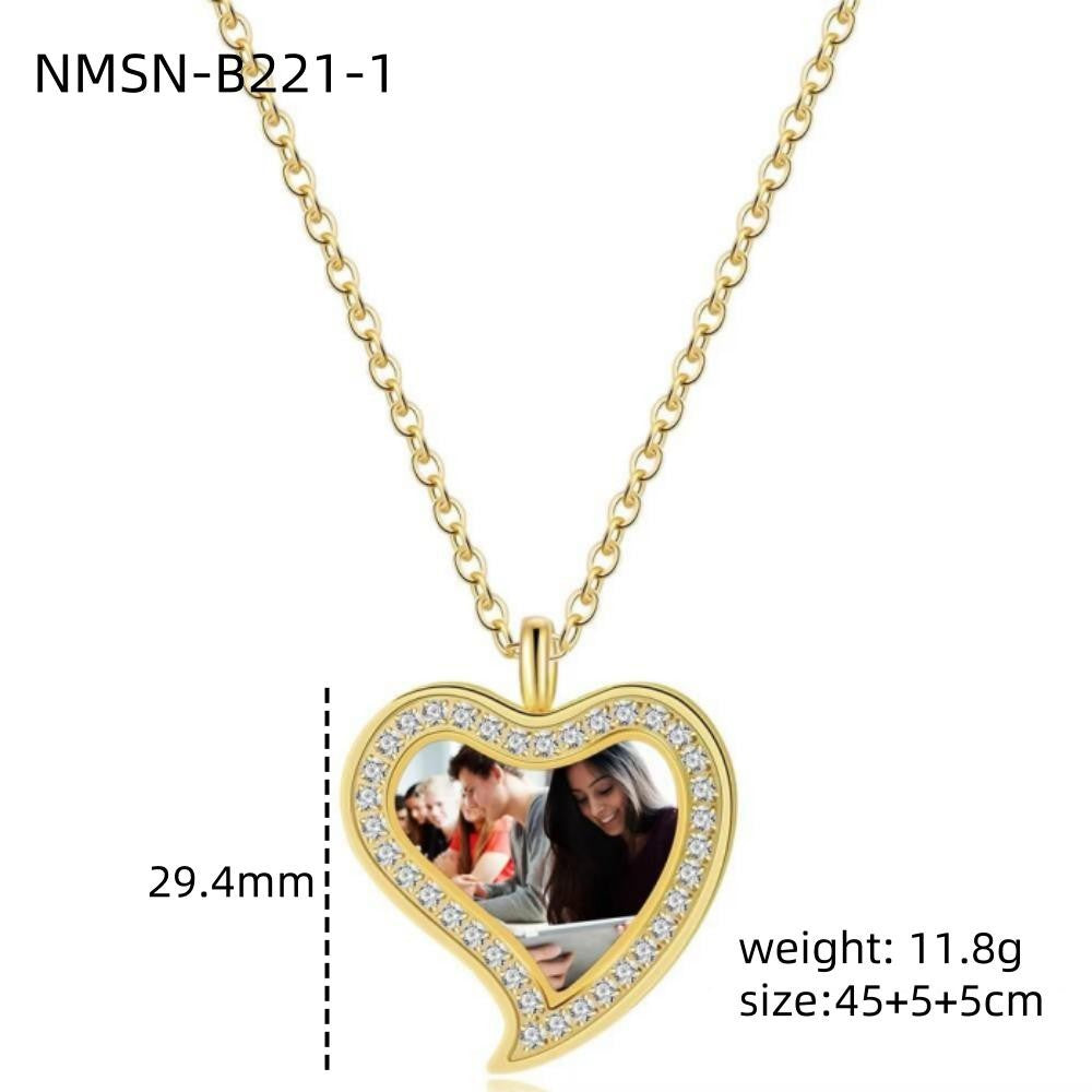 Collana da donna minimalista placcata oro 18K con ciondolo a forma di cuore geometrico in acciaio inossidabile e barretta con zirconi cubici