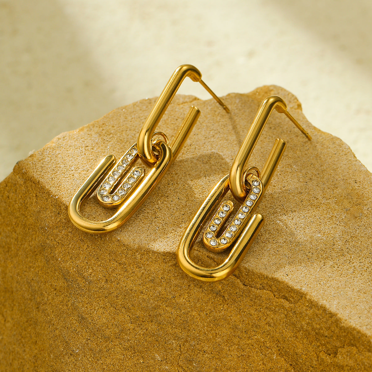 Aretes colgantes de clip de acero inoxidable chapado en oro de 18 quilates con diamantes de imitación para mujer