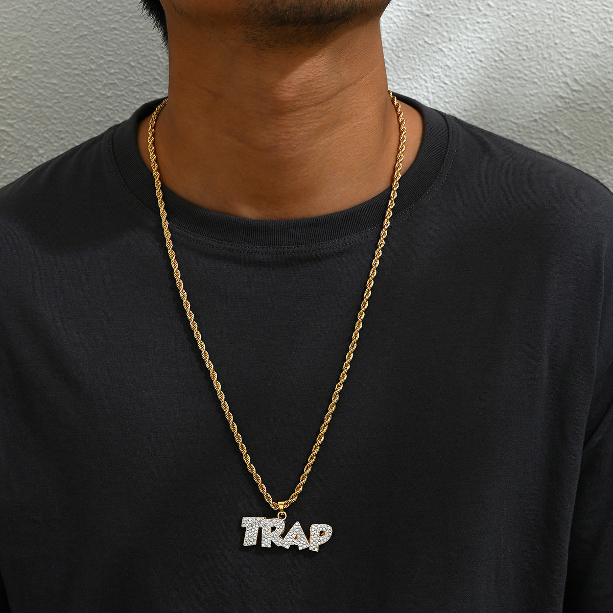 Collar con colgante de letras geométricas estilo Hip Hop para mujer con incrustaciones de diamantes de imitación en cadena de aleación