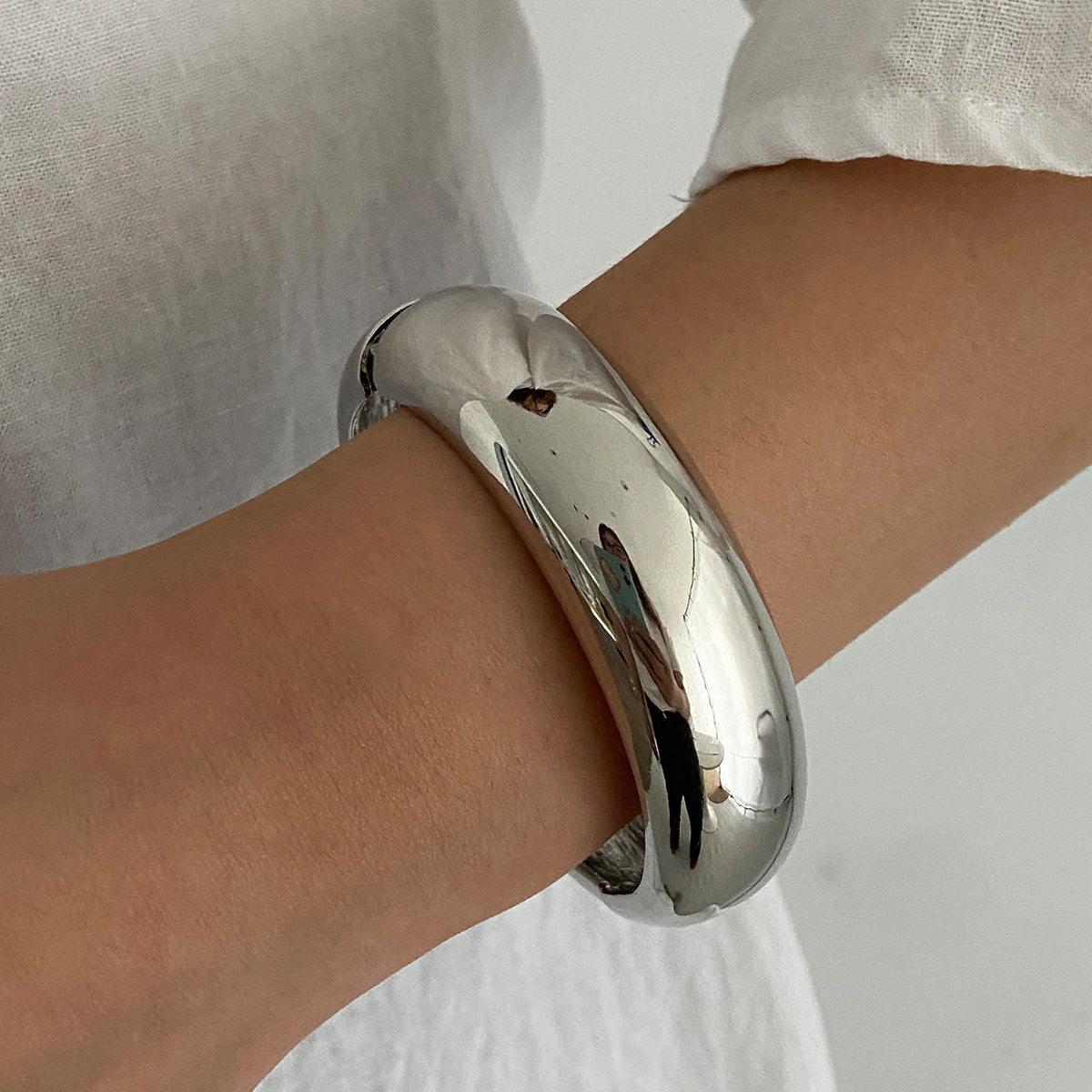 Bracciale minimalista in resina con forme geometriche irregolari, effetto sfumato e finitura placcata