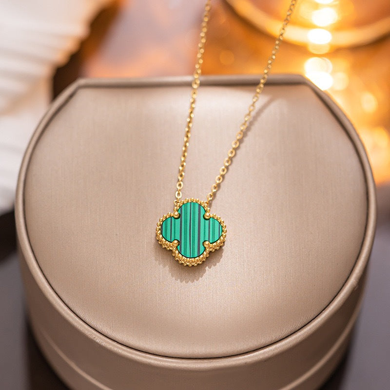 Pulsera Minimalista de Acero de Titanio con Forma de Trébol para Mujer con Baño de Oro e Incrustaciones de Nácar