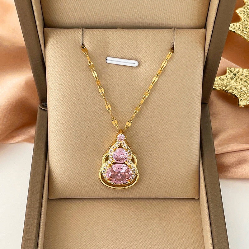 Collana da donna a forma di farfalla, in acciaio al titanio con finitura placcata e catena ondulata, dal design minimalista