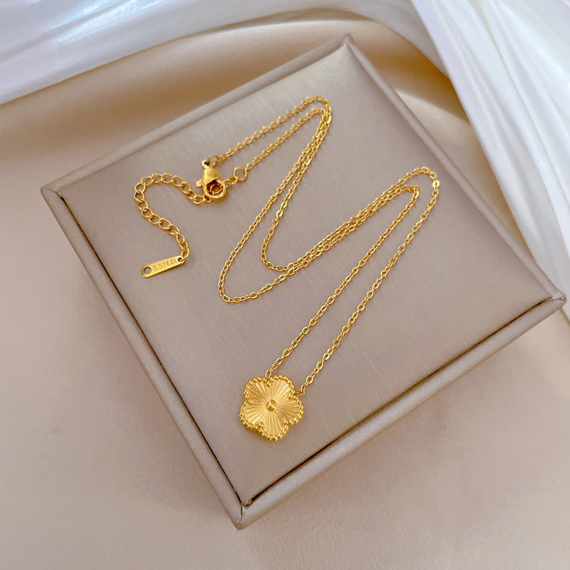 Collana girocollo minimalista unisex in acciaio al titanio con fiore a cinque petali tagliato al laser