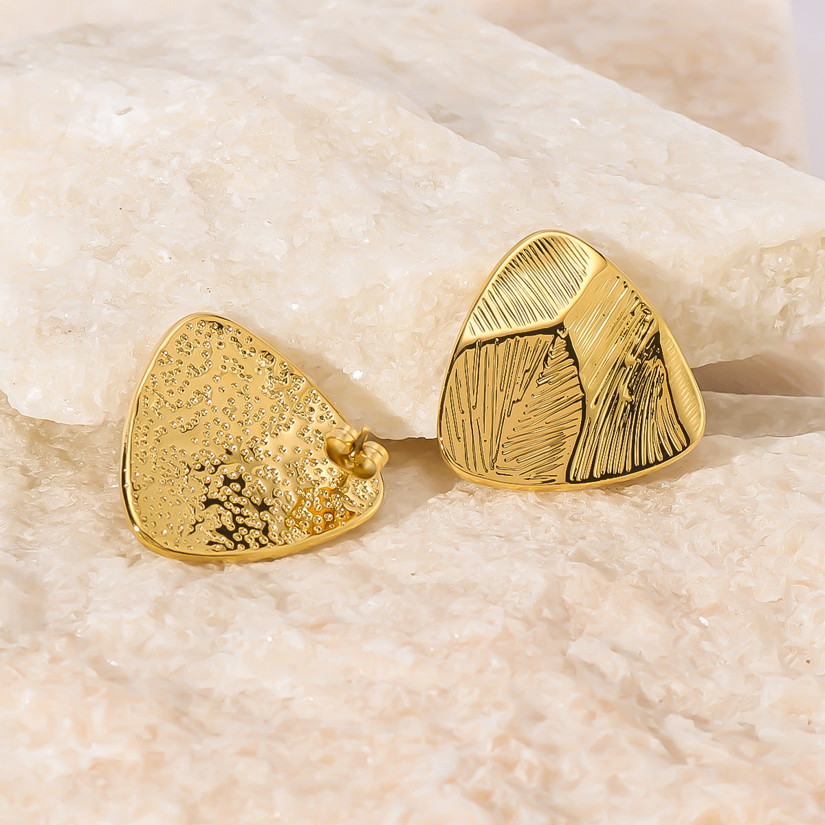 Orecchini geometrici in acciaio al titanio con placcatura in oro 18 carati, design a triangolo testurizzato, ipoallergenici e resistenti allo sbiadimento