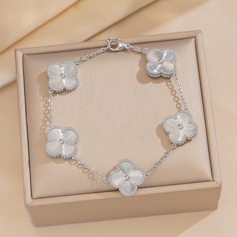 Collana con Ciondolo Trifoglio Minimalista in Acciaio al Titanio con Finitura Laser e Placcatura Oro da Donna