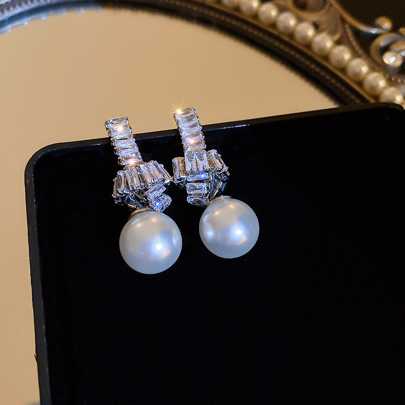 Orecchini floreali minimalisti con perle, perno in argento sterling 925 e strass, da donna