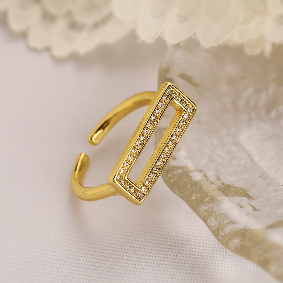 Anello Geometrico Minimalista Regolabile da Donna in Ottone con Placcatura in Oro Vero e Zirconi Micro-Incastonati