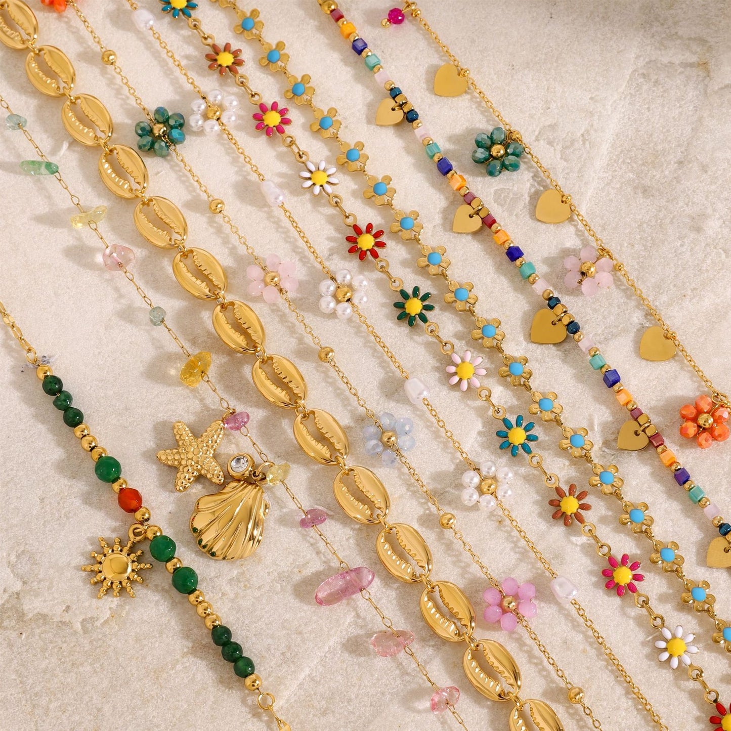 Collana con pendente bohémien geometrico in acciaio al titanio placcato oro con dettagli floreali da donna