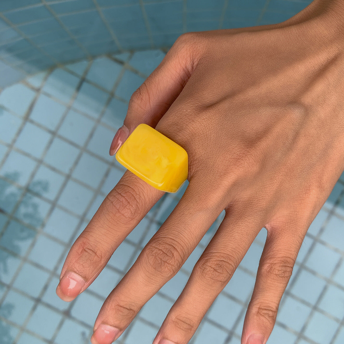 Anillo Cuadrado Geométrico Chic de Resina para Mujer con Acabado Pulido, Joyería de Estilo Dulce y Atrevido para Vacaciones