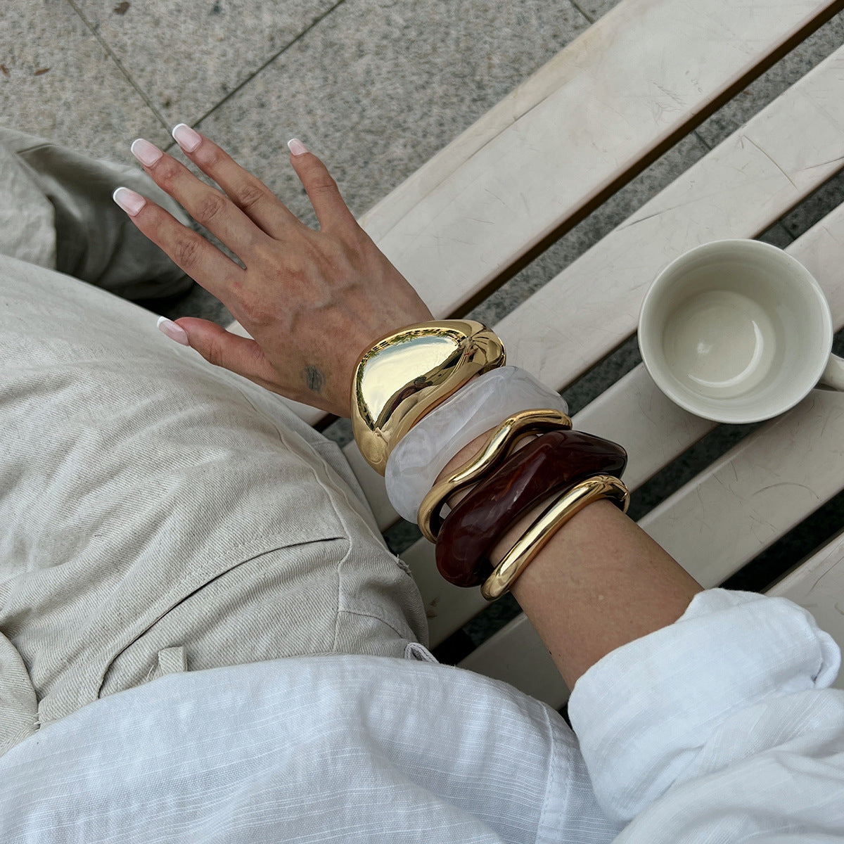 Bracciale rigido aperto da donna in lega con finitura placcata, effetto iridescente colorato e design geometrico, stile retrò ondulato