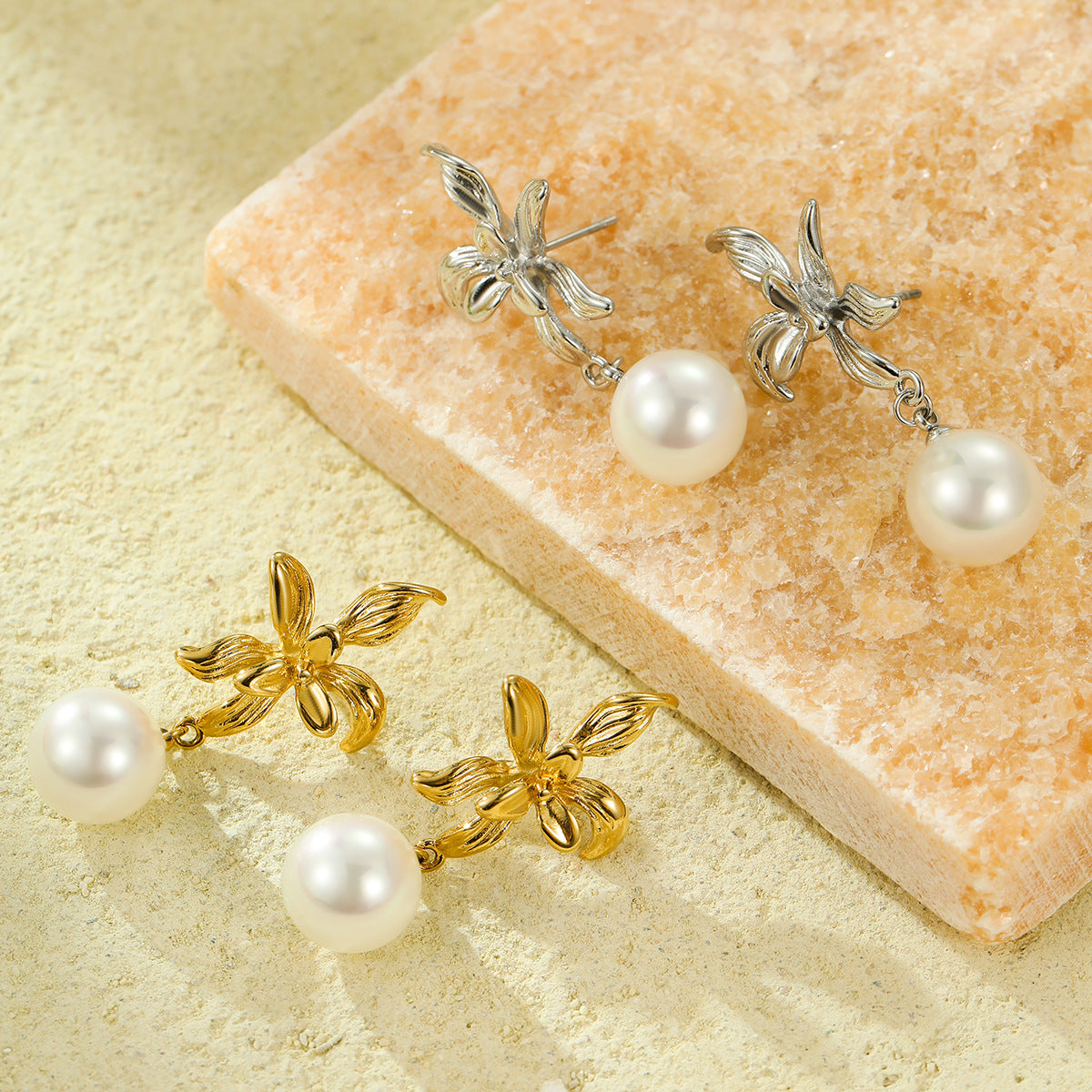 Orecchini a Perno Vintage Floreali con Perle da Donna in Acciaio Inossidabile Placcato Oro