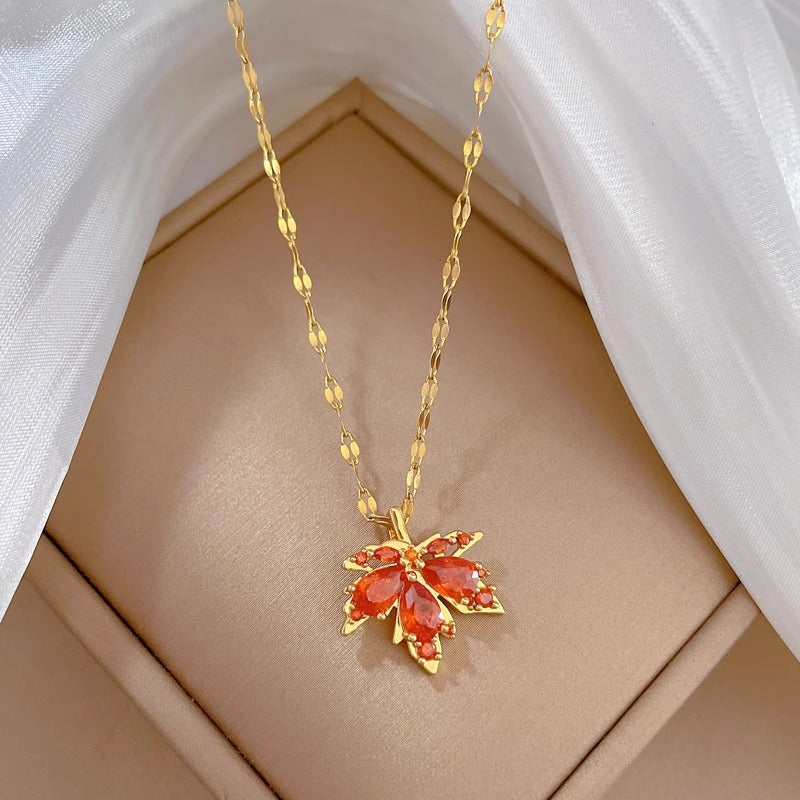 Collar con Colgante de Hoja de Arce Irregular de Diseño Original para Mujer en Acero de Titanio con Acabado de Baño