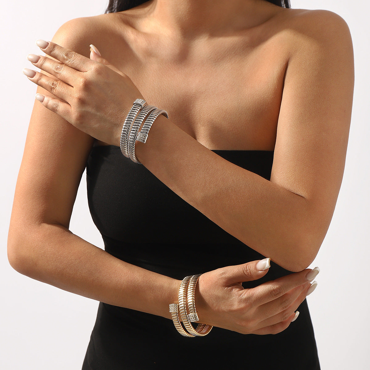Pulsera de lujo de múltiples capas con incrustaciones de pedrería geométrica y hierro chapado para mujer