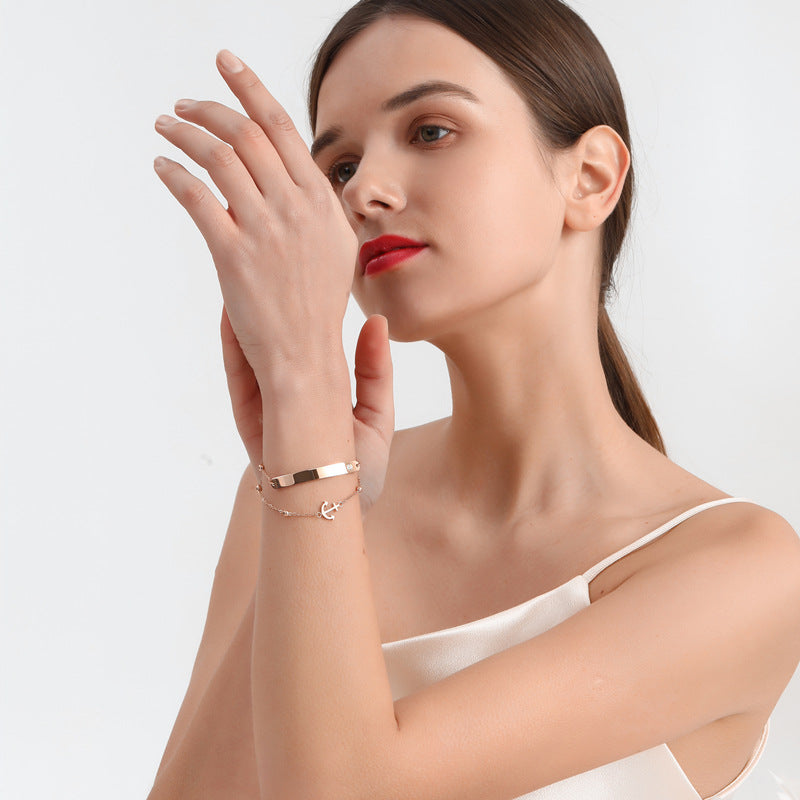 Pulsera de acero de titanio con chapado en oro de 18 quilates, diseño geométrico minimalista de corazón con diamantes de imitación para mujer