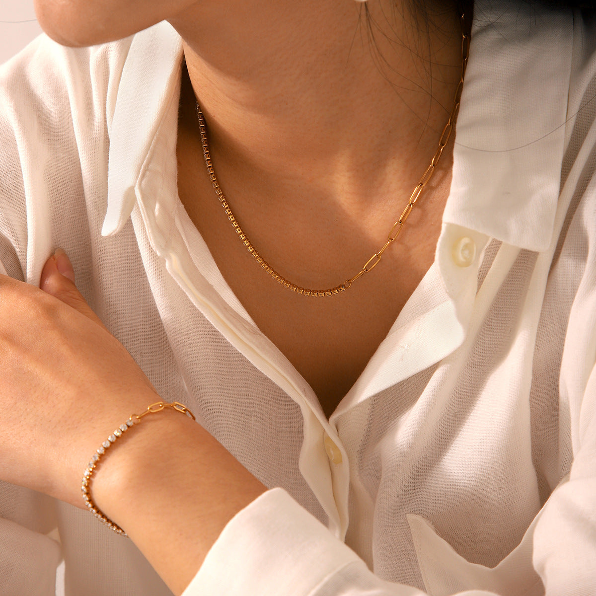 Collana Minimalista in Acciaio Inossidabile Geometrico Placcato Oro 18K con Artiglio in Acciaio al Titanio e Accenti di Zirconi per Donne