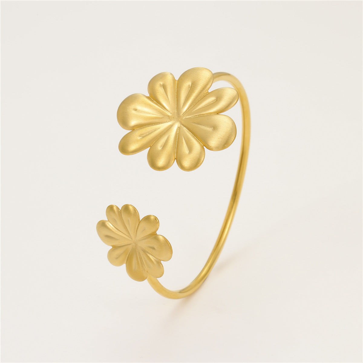 Collana con ciondolo a petalo spazzolato in acciaio inossidabile alla moda da donna con finitura galvanizzata e design geometrico floreale