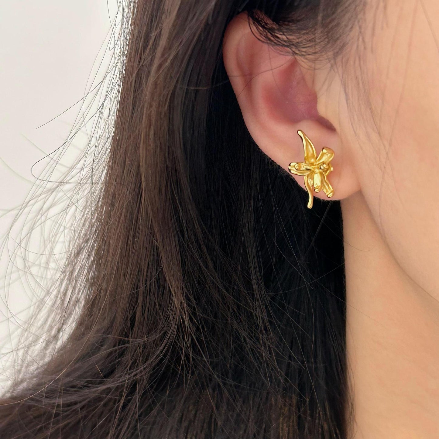 Orecchini a perno floreali minimalisti in argento per donna, in argento sterling 925 con design a petalo, gioielli eleganti e versatili per tutti i giorni