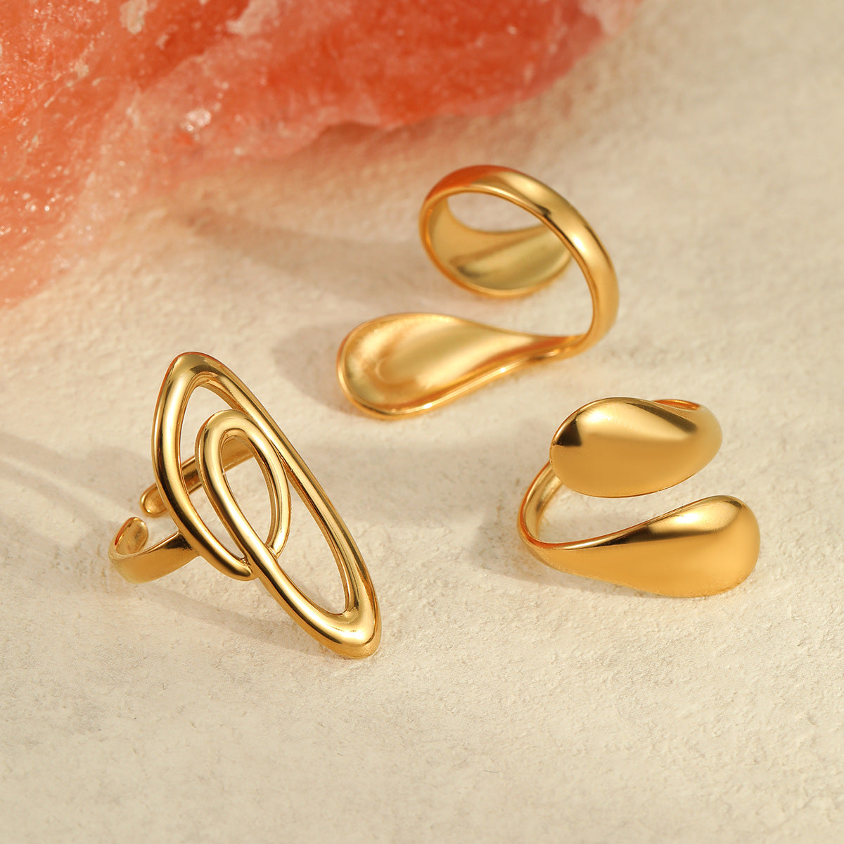 Anillo minimalista de acero inoxidable con chapado, diseño geométrico y tonos fríos para mujer